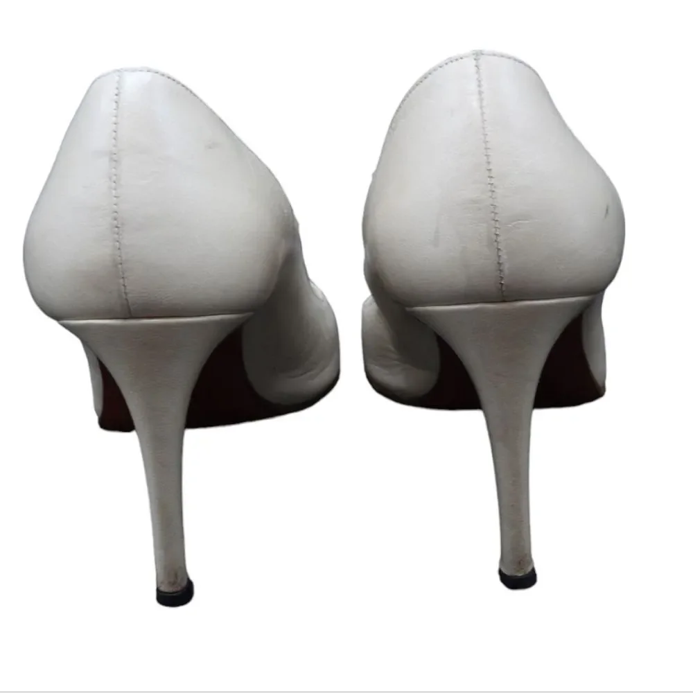 CHRISTIAN LOUBOUTIN Light Cream Off-White Round Toe‎ Pump Size 6.5